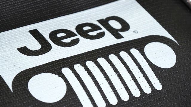 Fender Gripper: Black Fender Cover with a White Jeep Grille Logo смотреть онлайн