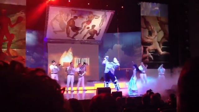 Очень крутой танец хоккеиста и ведущей смотреть онлайн