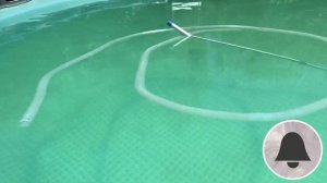 Чистка дна бассейна ручным пылесосом при помощи насоса