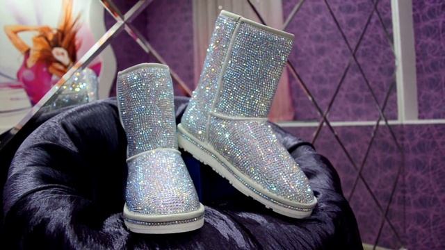 Белые угги в стразах Сваровски https://vk.com/club53829666 смотреть онлайн