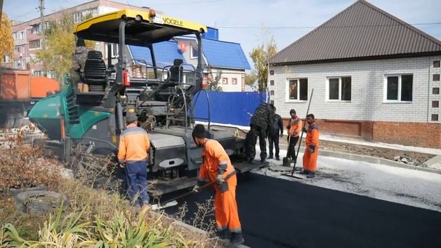 В Вольске дорожники укладывают асфальт на Комсомольской смотреть онлайн