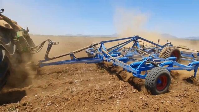 John Deere 8R370 with Lemken Karat 9 6meter смотреть онлайн