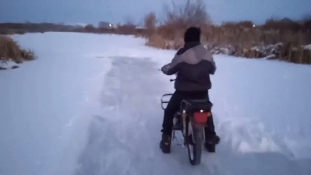 Как альфа поедет по снегу лучше?С цепями(верёвкой на колесе) или просто на резине? смотреть онлайн