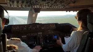 Девушка пилот большого пассажирского самолета Боинг 747. Взлет самолета пилот за штурвалом девушка