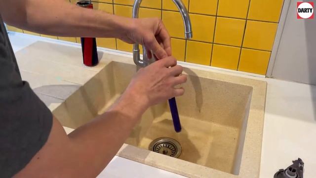 Démonter et nettoyer la brosse parquet Dyson смотреть онлайн