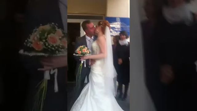 Выход молодоженов из ЗАГСа смотреть онлайн