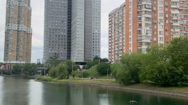 Набережная реки Раменки, Парк Удальцовские пруды, район Проспект Вернадского, г. Москва, 28.06.2023 смотреть онлайн