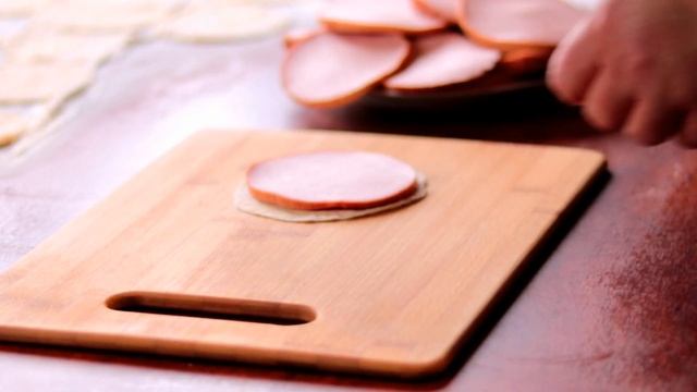 ПРОСТОЙ РЕЦЕПТ ДОМАШНИЕ БУЛОЧКИ С КОЛБАСКОЙ В ДУХОВКЕ смотреть онлайн