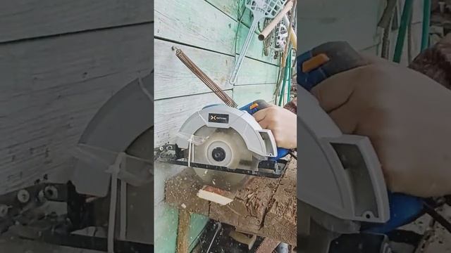 Из ручной циркулярной пилы удобный торцовочный станок своими руками #diy #tool #самоделка смотреть онлайн