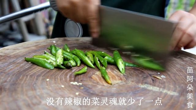 苗大姐花式吃竹笋，6斤鸭肉焖竹笋，配4把大葱，汤汁泡饭，爆爽【苗阿朵美食】