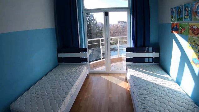 Тристаен луксозно обзаведен апартамент с гледка море за продажба в Оазис на плажа в Равда смотреть онлайн