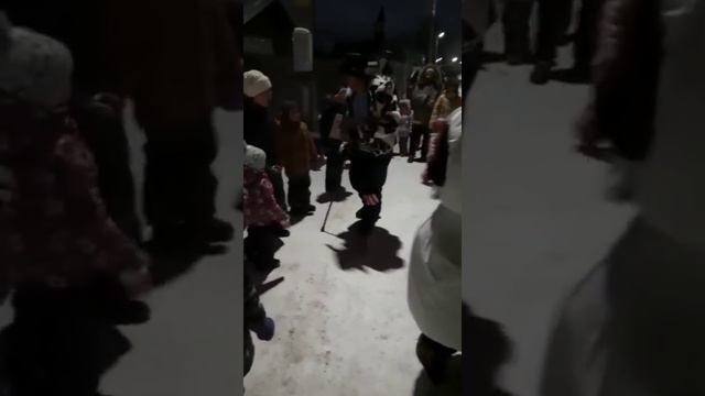 Новый год 2021. Дед Мороз и Снегурочка. Праздник во дворе. смотреть онлайн