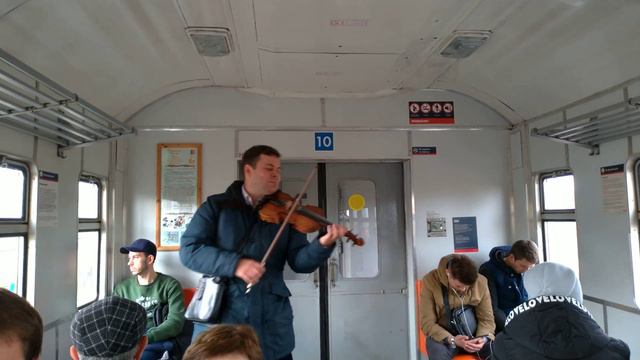Скрипач красиво играет в Петербургской электричке смотреть онлайн