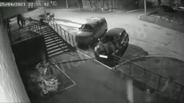 С вилами и топорами пытались взломать квартиру в Иркутске смотреть онлайн