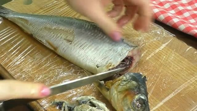 Мой способ засолки сельди без сахара! + БОНУС - картошка к селедочке! смотреть онлайн