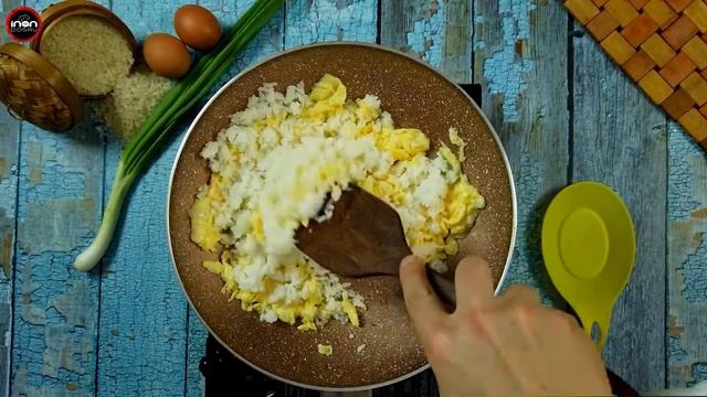ЖАРЕНЫЙ РИС С ЯЙЦОМ / СДЕЛАЙТЕ ЭТО С РИСОМ И ЯЙЦАМИ НЕВЕРОЯТНО УДИВИТЕЛЬНЫЙ ЖАРЕНЫЙ РИС! смотреть онлайн