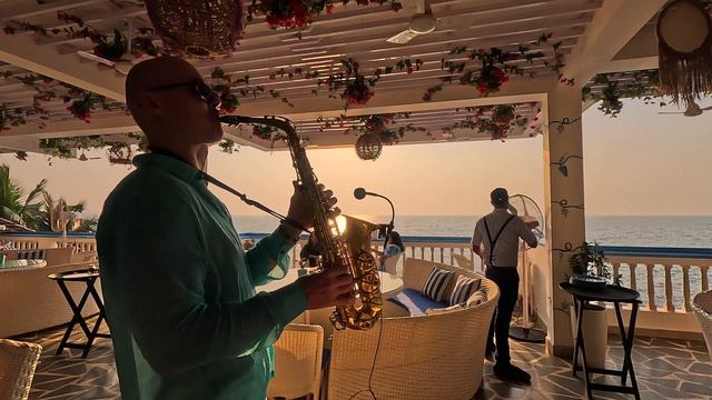 Потрясающий вайб Саксофон красивая электронная музыка - Саксофонист Syntheticsax - Анджуна ГОА Индия смотреть онлайн