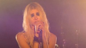 The Pretty Reckless (Taylor Momsen) - "Just Tonight" Live - Seattle, WA (10-15-2013)