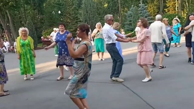 Заманила соблазнила раздразнила!!!??Танцы в парке Горького!!!??Харьков 2021 смотреть онлайн