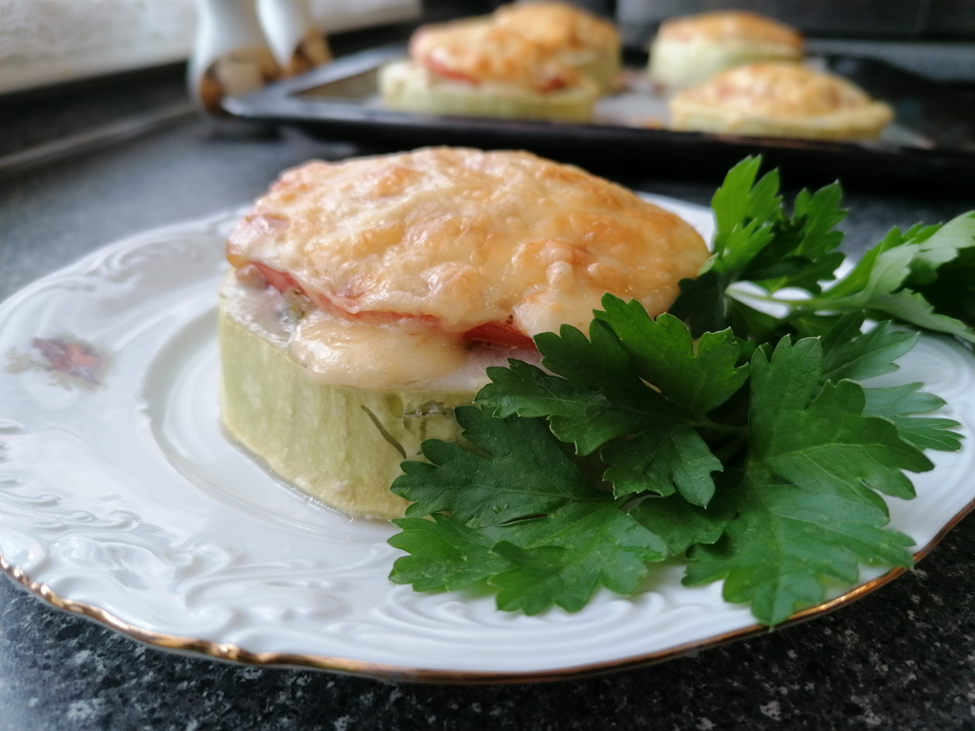 ОЧЕНЬ ВКУСНЫЕ ФАРШИРОВАННЫЕ КАБАЧКИ С ФАРШЕМ,ПОМИДОРАМИ И СЫРОМ В ДУХОВКЕ. смотреть онлайн