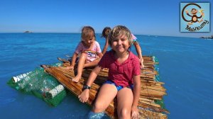 Милан и Папа строят плот для детей на пляже в песке. МанкиТайм