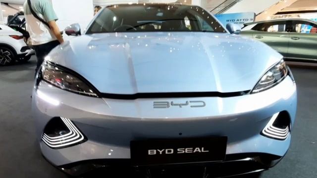 วันที่สี่ที่ออกบูธ..ลูกค้ายังแน่นเหมือนเดิมกับรถไฟฟ้า BYD смотреть онлайн