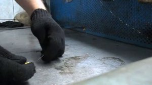 ваз 2114 = попытка хозяина авто  отрегулировать трос капота