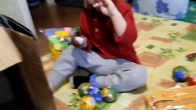 Утро после нового года, находим подарки под елкой. смотреть онлайн