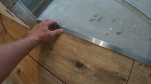 Отличный порожек для стыка ламината с плиткой.