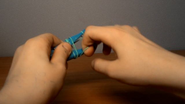 Как сделать лук из прищепки , резинки, зубочистки смотреть онлайн