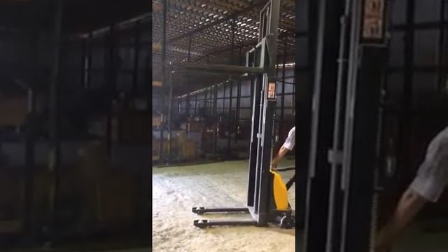 Полуэлектрический штабелер б/у смотреть онлайн