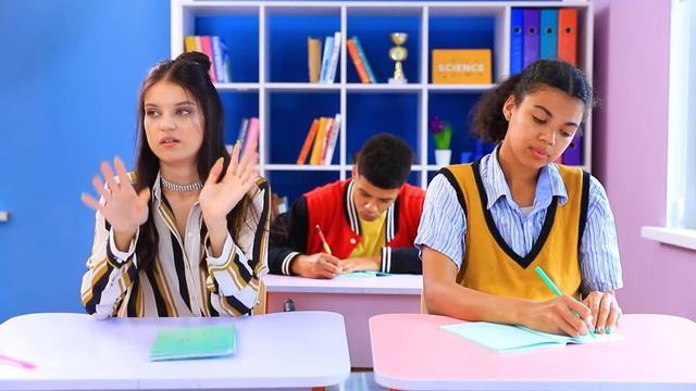 Богатая студентка vs Бедная студентка / Наша новая студентка миллионер! смотреть онлайн