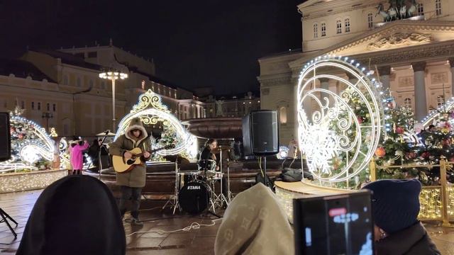 #Король_и_Шут - #Лесник - #КиШ - #кавер #песни спели молодые #музыканты у #Большого_театра в #Mosco смотреть онлайн