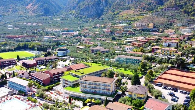 Лимоне-суль-Гарда - жемчужина озера Гарда , Италия Limone sul Garda - the pearl of Lake Garda, Ital смотреть онлайн