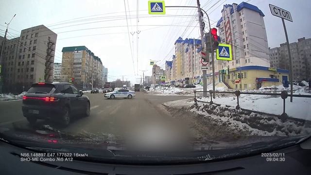 Сюрпризы зимы:\гонщик и фанатка \автозак на понтах\дама и светофор\спасение от собак\ смотреть онлайн