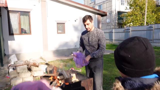 ЭДИК НАРУБИЛ ДРОВ И ОСТАЛСЯ У БАБУШКИ Влог