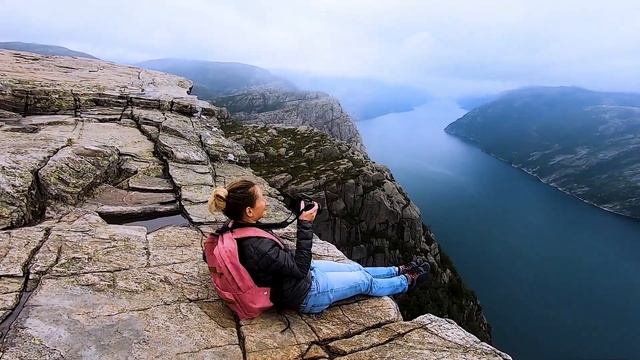 Прекестулен «Кафедра проповедника» — гигантский утёс высотой 604 м над Люсе-фьордом, Норвегия. смотреть онлайн