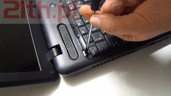 How to replace a Keyboard in laptop Toshiba Satellite C660, remove keyboard, replacement