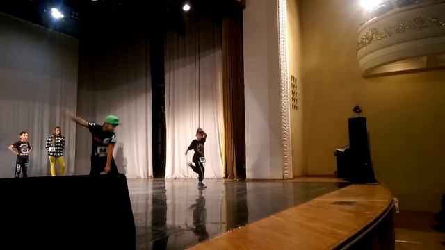 Hip-hop урок базовые движения. ХИП ХОП СТУДИЯ СЕВАСТОПОЛЬ. ХИП ХОП ДЛЯ ДЕВОЧЕК СЕВАСТОПОЛЬ смотреть онлайн