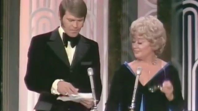 Quincy Jones accepting an Oscar on behalf of The Beatles for Best Original Song Score for "Let it B смотреть онлайн