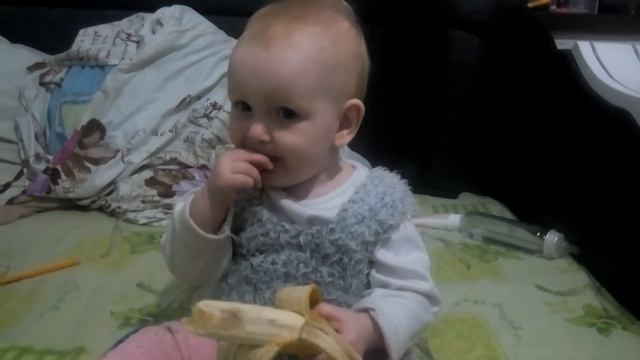 Кушаем банан) Ребенок кушает) смотреть онлайн
