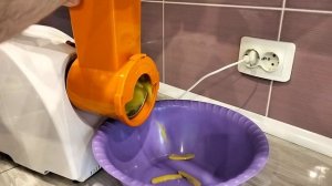 Демонстрация работы насадки для шинковки электрической мясорубки Аксион М 32.03