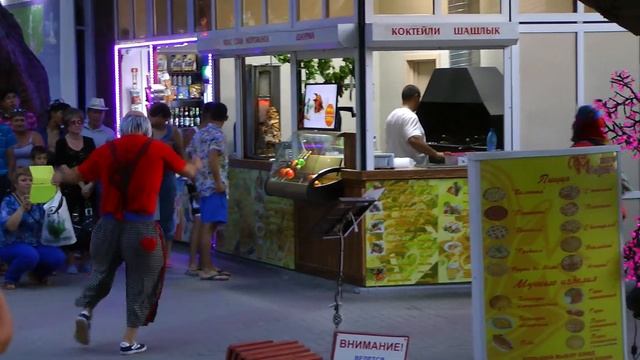 Танцующие "бабка и дедка" приглашают в кафе \ Dancing " grandmother " was invited to the cafe смотреть онлайн