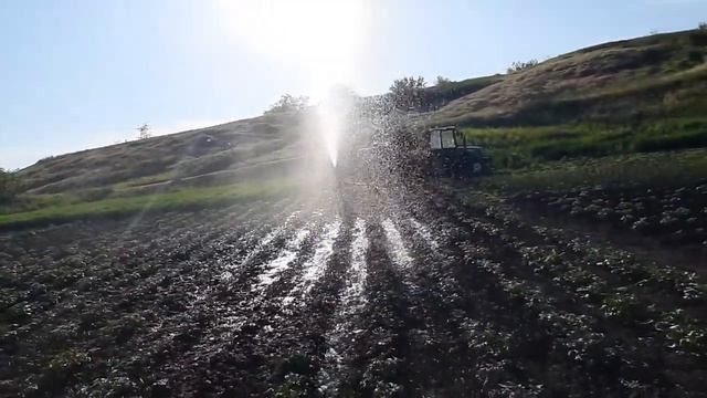 Возим воду для полива огорода трактором с бочкой . смотреть онлайн