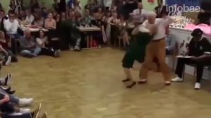 Старики танцуют, старушки зажигают, танцор диско отдыхает