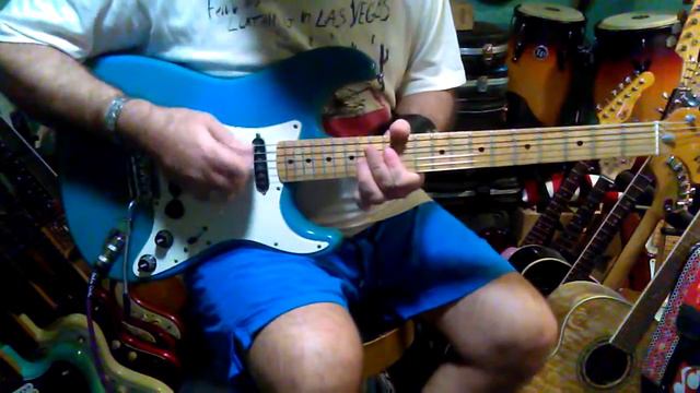 1980 1981 Fender International Series Stratocaster in Maui Blue смотреть онлайн