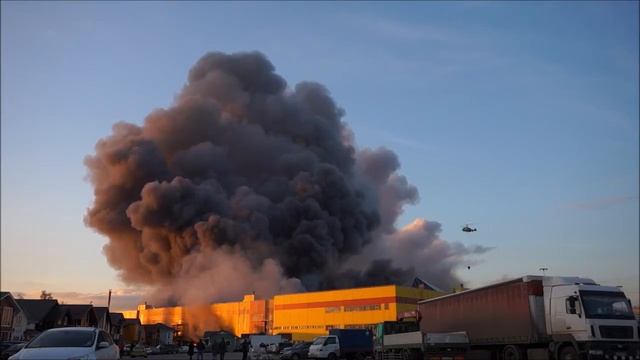 Пожар в ТЦ "Синдика" тушили с вертолета смотреть онлайн