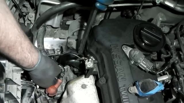 Nissan Sunny 1999 год двс QG15DE ставим ремень генератора исключая компрессор смотреть онлайн
