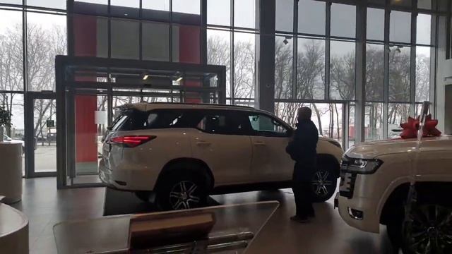 по громадным ценам забирают последние автомобили Тойота из салона смотреть онлайн