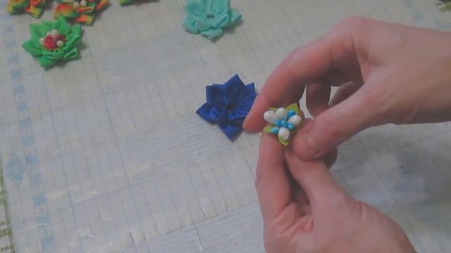 Венок КАНЗАШИ / kanzashi СВОИМИ РУКАМИ для НАЧИНАЮЩИХ /НУ ОЧЕНЬ ЛЕГКО!!!/ Ribbon Flowers смотреть онлайн